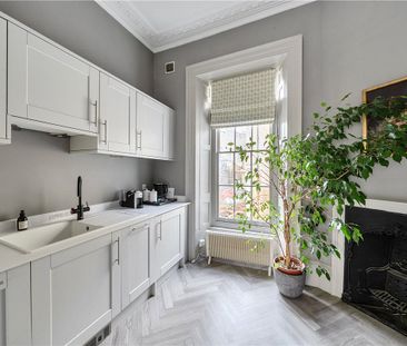 Suitable for Professional singles, couples, families, or sharers. A 3 bedroom upper floor maisonette in central Bath convenient for BathSpa Railway Station. Offered furnished. - Photo 6