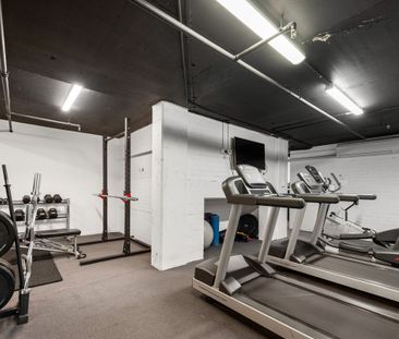 Fully Furnished 1-Bedroom Apartment with Stunning Views - Photo 5