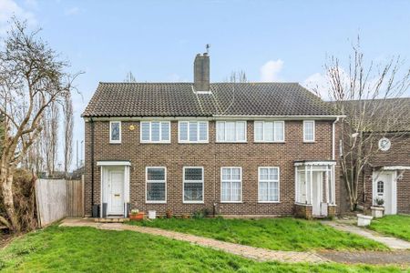4 bedroom semi-detached house to rent - Photo 2