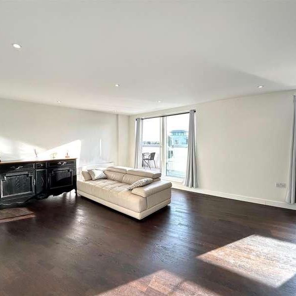 Pump House Crescent, Brentford, TW8 - Photo 1