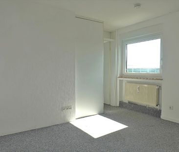 Gepflegte ca. 89 m² große DG-Wohnung mit großem Wohn-/Esszimmer, Tageslichtbad und PKW-Stellplatz - Foto 1