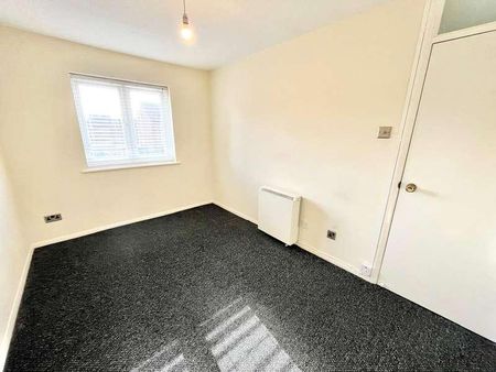 Woodcotes, Shoeburyness, Southend-on-sea, Essex, SS3 - Photo 2