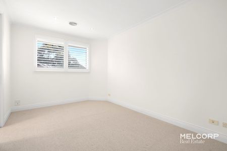 Luxurious Town Residence – Executive Living in the Heart of Kew East - Photo 2