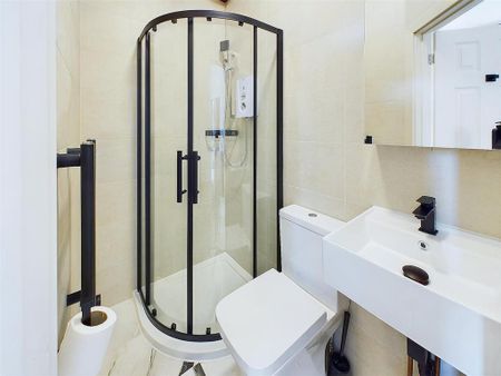 1 bedroom in a house share to rent - Photo 4