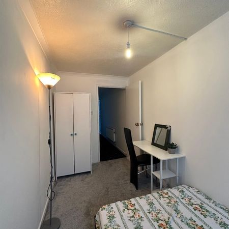 Room in a Shared House, Willow Tree Close, SW18 - Photo 3