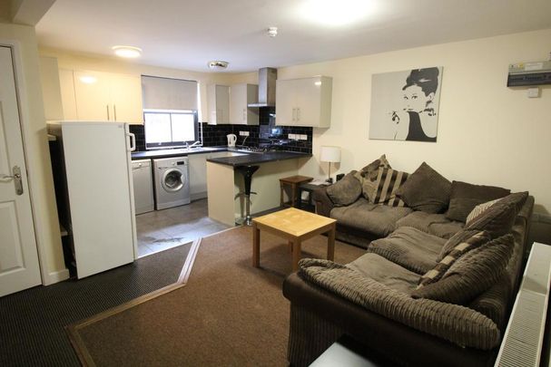 1 bedroom in a house share to rent - Photo 1