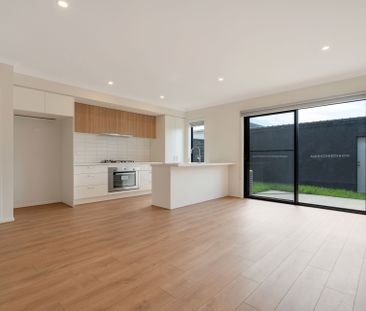 Brand New 4 bedroom townhouse overlooking large park! - Photo 4