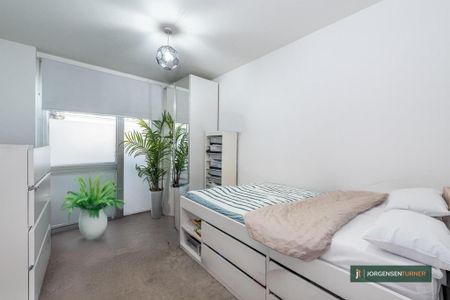3 bedroom flat to rent - Photo 4