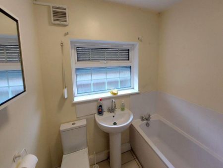 1 bedroom in a house share to rent - Photo 5