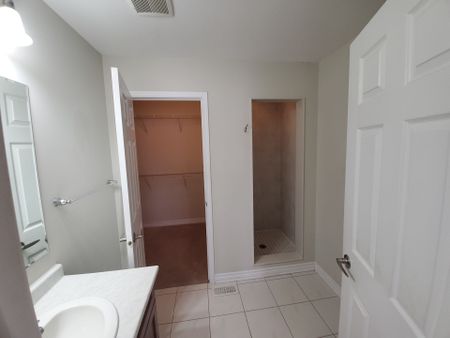 For Lease - 47 lothbury Drive, Brampton, Ontario - Photo 4