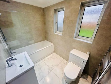 4 bedroom semi-detached house to rent - Photo 2