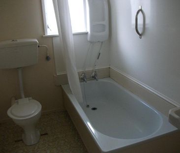 Tidy Bedsit - Photo 2