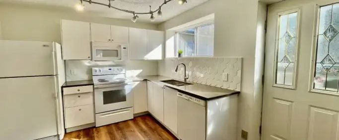 Bright, Clean, Large 1-Bdrm Legal Suite, Lower 2 Levels of 4-Level Split House | Calgary - Photo 1