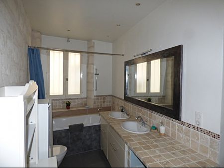 AVIGNON INTRA MUROS: Au coeur du Centre Historique, proche des Halles et de la rue des Lices, appartement lumineux, au calme avec climatisation réversible neuve - Photo 4