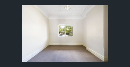 Large freestanding house in desirable tree-lined street - Photo 3