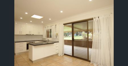 BRIGHT AND SPACIOUS THREE BEDROOM HOME - Photo 4