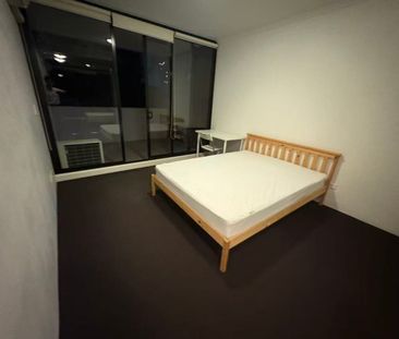 Spacious 2-Bedroom Apartment in the Heart of Zetland - Photo 2