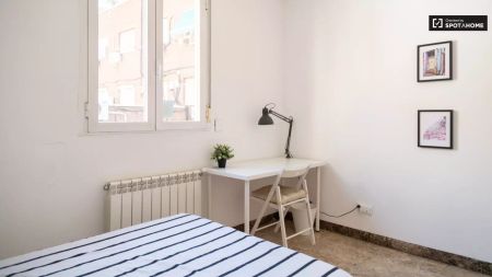 Charming room with double bed for rent in Argüelles - Photo 2