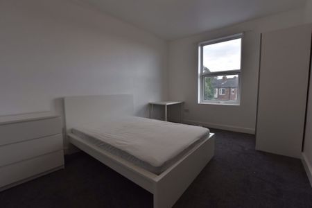 2 bedroom Flat in Kelso Road, Leeds - Photo 4