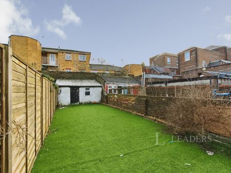 1 bedroom in a house share to rent - Photo 2