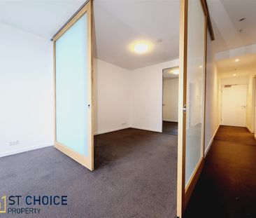 Rare Water Front 1 bed room with Car spot - Photo 3