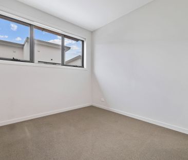 Ideally located, quality townhouse - Photo 3