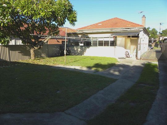 Carlton - Photo 1