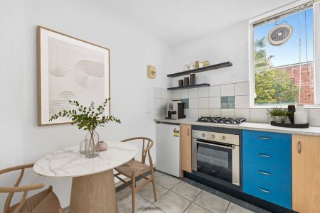 Light, bright living in an ideal locale - Photo 4