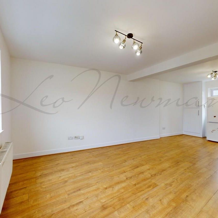 The Promenade, Edgware, HA8 - Photo 1