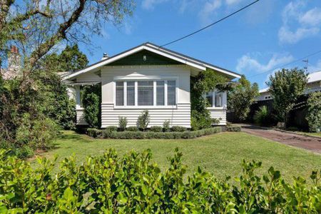 Character, charm and conveniently located - Photo 4