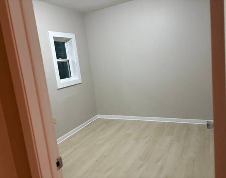 One bedroom apartment in Fairview - Photo 2