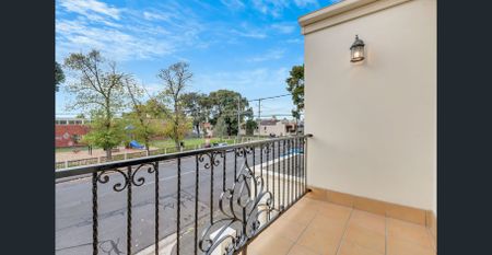 Prestigious Brunswick Townhouse - Photo 3