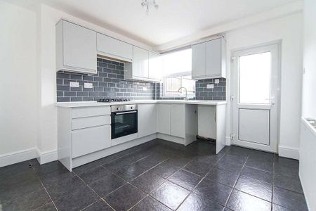 2 bedroom end of terrace house to rent - Photo 2