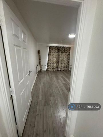 3 bedroom flat to rent - Photo 3