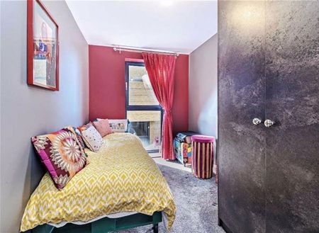 3 bedroom flat to rent - Photo 4