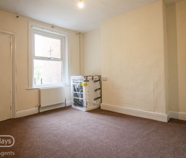 Mid terraced house - Photo 6