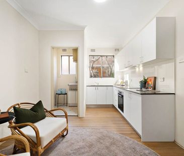 Beautifully Renovated Apartment With Double Garage - Photo 5