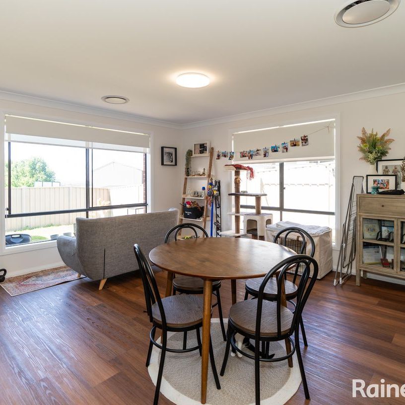 LOW MAITENANCE LLOYD LIVING - Photo 1