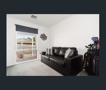 Spacious Family Home in Carrum Downs - Photo 6