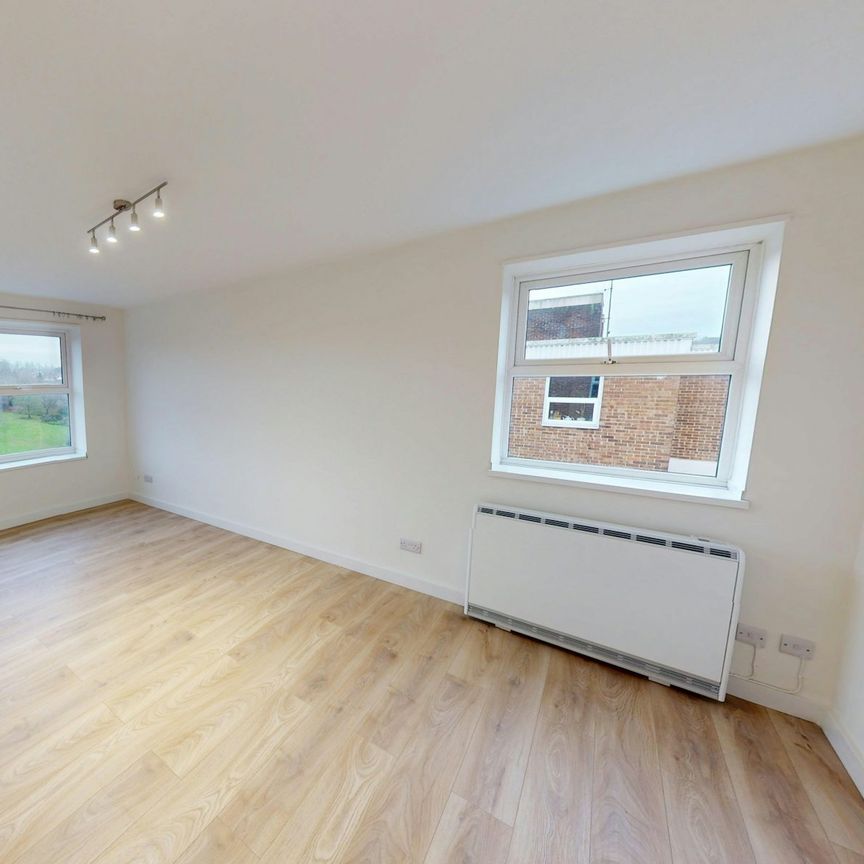 Flat to rent on - Photo 1