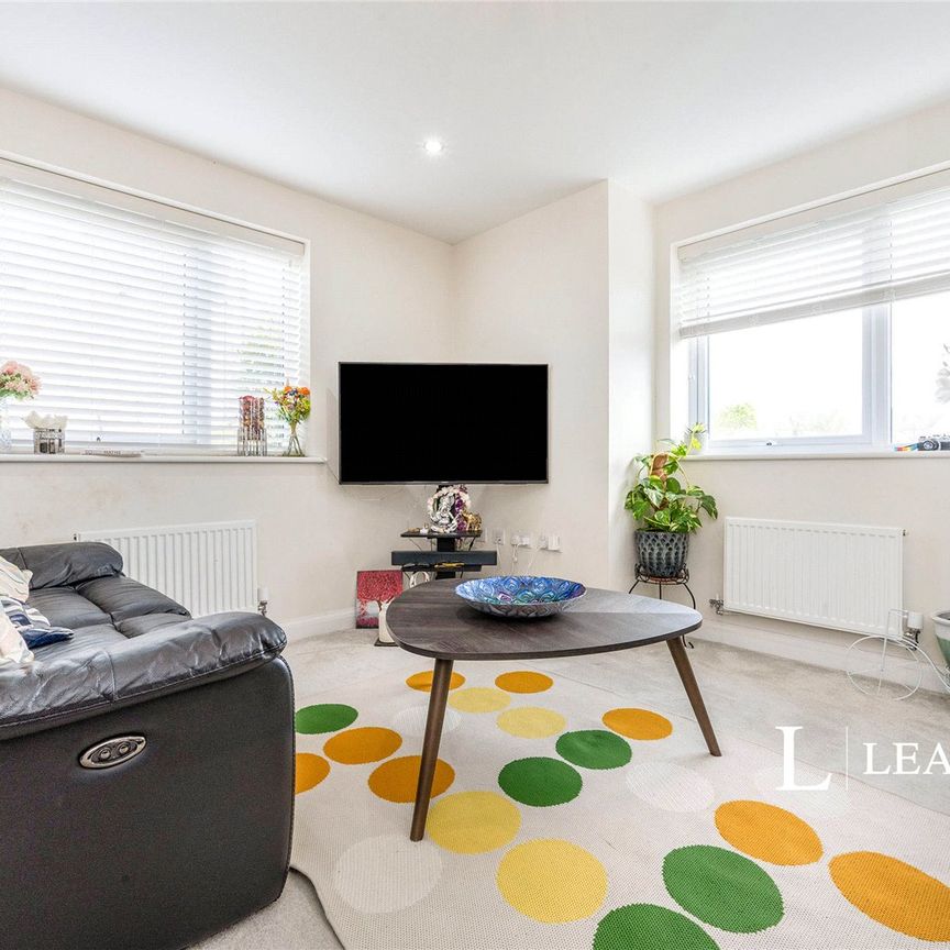 4 bedroom house to rent Vanguard Circle, Brooklands, MK10 - Photo 1