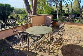 Ardeatina-Divino Amore: Quiet, charming rustic villa, big and well-curated garden, 3 beds, 1 study, 3 baths, living room, kitchen, with terraces , AC and parking space. Ref 2322