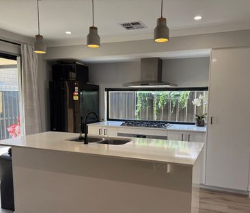 Immaculate and modern low maintenance home - Photo 5