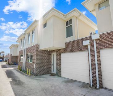 IMMACULATE TOWNHOUSE - Photo 6