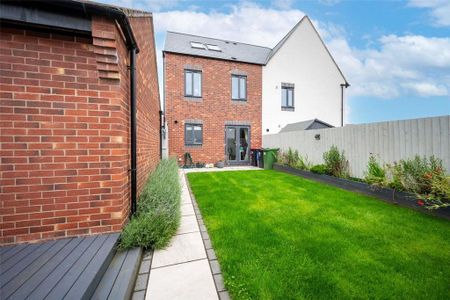 3 bedroom semi-detached house to rent - Photo 4