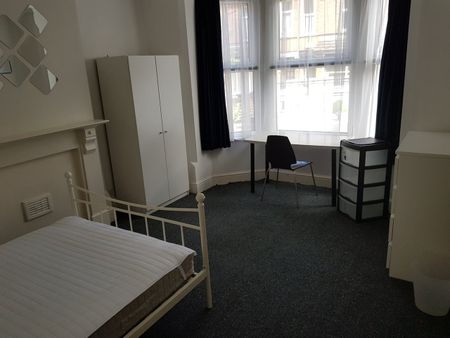 5 Bed Semi-Detached House, Derby Grove, NG7 - Photo 2