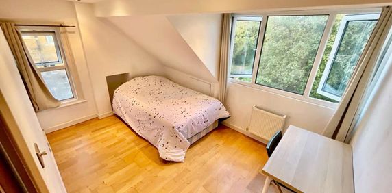 Top floor, female only, 4 bedroom flat - Photo 2