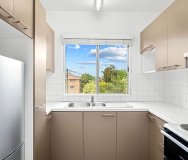 Renovated Two Bedroom Apartment, Walking distance to Top Ryde Shops - Photo 6