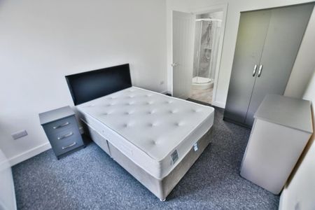 1 bedroom in a house share to rent - Photo 2