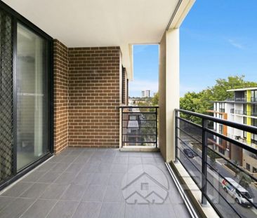 By The River, Ideal Location, Modern & Contemporary Apartment**Entr... - Photo 3